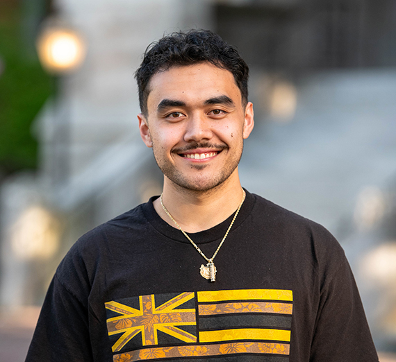 별이 그려진 티셔츠를 입은 여성이 난간에 기대어 있다.