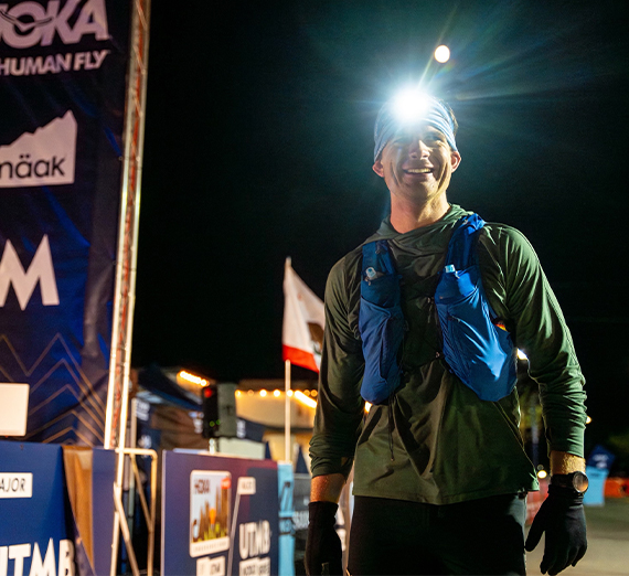 두 명의 여자와 두 명의 남자가 계단에 서 있음